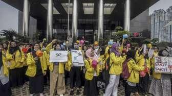 Aliansi UI Beraksi melakukan aksi unjuk rasa di depan gedung KPK, Jakarta, Jumat (13/10).