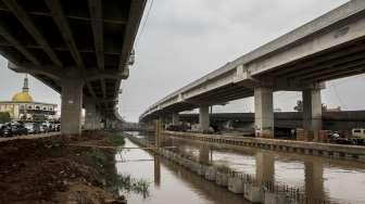 Pekerja menyelesaikan proyek jalan layang tol Bekasi-Cawang-Kampung Melayu (Becakayu) di Kalimalang, Jakarta, Jumat (13/10).