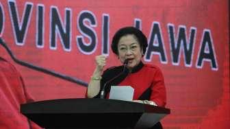 Ketua Umum PDIP Megawati Sukarno Putri umumkan pasangan Bakal Calon Gubernur Jawa Timur dan Sulawesi Selatan di kantor DPP PDIP, Jakarta, Minggu (15/10/2017).