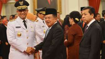 Presiden Joko Widodo melantik Gubernur DKI Jakarta Anies Baswedan dan Wakil Gubernur Sandiaga Uno di Istana Negara, Jakarta, Senin (16/10).