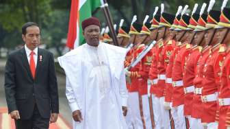 Presiden Joko Widodo menerima kunjugan kenegaraan Presiden Republik Niger Issoufou Mahamadou di Istana Merdeka, Jakarta, Senin (16/10).