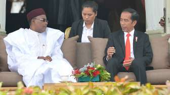 Presiden Joko Widodo menerima kunjugan kenegaraan Presiden Republik Niger Issoufou Mahamadou di Istana Merdeka, Jakarta, Senin (16/10).