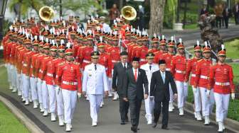 Presiden Joko Widodo melantik Gubernur DKI Jakarta Anies Baswedan dan Wakil Gubernur Sandiaga Uno di Istana Negara, Jakarta, Senin (16/10).