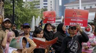 Aliansi Korban Reklamasi menggelar unjuk rasa di depan Balai Kota, Jakarta, Selasa (17/10).