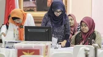 Petugas Komisi Pemilihan Umum (KPU) membawa berkas milik partai politik calon peserta pemilu 2019 di Kantor KPU, Jakarta, Selasa (17/10).