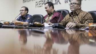 Keterangan pers terkait hasil pengawasan pendaftaran Partai Politik Pemilu 2019 di Jakarta, Selasa (17/10).