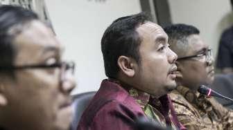 Keterangan pers terkait hasil pengawasan pendaftaran Partai Politik Pemilu 2019 di Jakarta, Selasa (17/10).