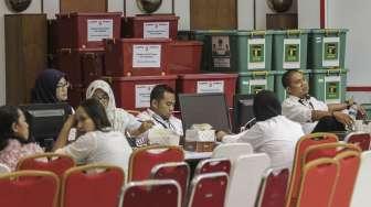 Petugas Komisi Pemilihan Umum (KPU) membawa berkas milik partai politik calon peserta pemilu 2019 di Kantor KPU, Jakarta, Selasa (17/10).