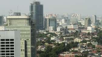 Permukiman penduduk dan gedung bertingkat di kawasan Sudirman, Jakarta, Kamis (18/10).