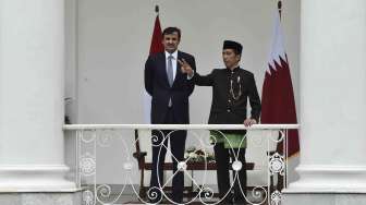 Presiden Joko Widodo menerima kunjungan Emir Qatar Sheikh Tamim bin Hamad Al Thani (kanan) di Istana Bogor, Jawa Barat, Rabu (18/10).