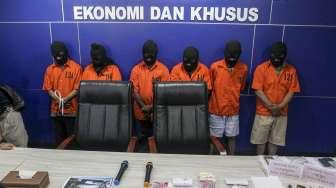 Direktorat Tindak Pidana Ekonomi Khusus Bareskrim Polri merilis pengungkapan jaringan pengedar uang palsu di Pulau Jawa, Jakarta, Rabu (18/10/2017).