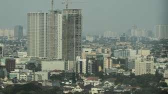 Permukiman penduduk dan gedung bertingkat di kawasan Sudirman, Jakarta, Kamis (18/10).