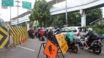 Suasana penutupan jalan tambak, Jakarta, Rabu (18/10).