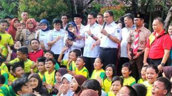 Dua Hari Menjabat, Anies-Sandi Tinjau SDN 07 Cawang