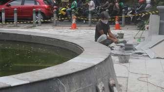 Pekerja menyelesaikan pemasangan lantai keramik di Taman Menteng, Jakarta, Rabu (18/10).