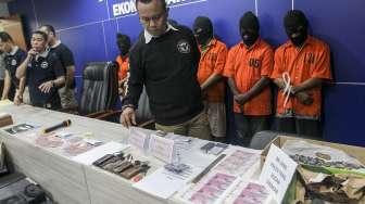 Direktorat Tindak Pidana Ekonomi Khusus Bareskrim Polri merilis pengungkapan jaringan pengedar uang palsu di Pulau Jawa, Jakarta, Rabu (18/10/2017).