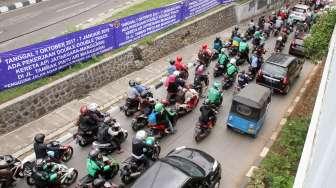 Suasana penutupan jalan tambak, Jakarta, Rabu (18/10).