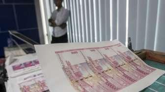 Direktorat Tindak Pidana Ekonomi Khusus Bareskrim Polri merilis pengungkapan jaringan pengedar uang palsu di Pulau Jawa, Jakarta, Rabu (18/10/2017).