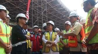 Menteri Koordinator Bidang Pembangunan Manusia dan Kebudayaan Puan Maharani meninjau proyek renovasi Stadion Utama Gelora Bung Karno di Senayan, Jakarta, Jumat (20/10).