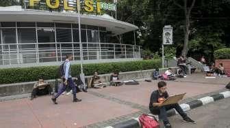 Aktivitas puluhan mahasiswa Fakultas Seni Rupa Institut Kesenian Jakarta (IKJ) saat mengikuti ujian praktek menggambar di kawasan Bundaran HI, Jakarta, Kamis (19/10/2017). [Suara.com/Kurniawan Mas'ud]