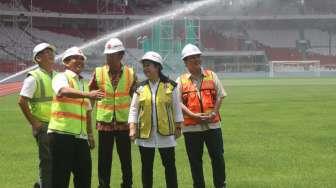 Menteri Koordinator Bidang Pembangunan Manusia dan Kebudayaan Puan Maharani meninjau proyek renovasi Stadion Utama Gelora Bung Karno di Senayan, Jakarta, Jumat (20/10).