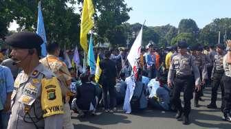 Aksi di Depan Istana: Pak Jokowi, Temui Kami