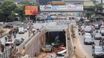 Pekerja menggarap pembangunan 'underpass' Kartini, di perempatan Jalan Metro Pondok Indah, Jakarta, Jumat (20/10).