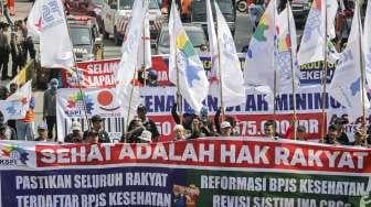 Badan Eksekutif Mahasiswa (BEM) seluruh Indonesia dan elemen buruh menggelar aksi unjuk rasa dalam rangka evaluasi kebijakan tiga tahun pemerintahan Jokowi-JK di Bundaran Patung Kuda, Jakarta, Jumat (21/10).