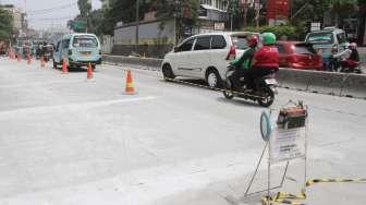 Pekerja menyelesaikan peningkatan lajur transjakarta di Jatinegara, Jakarta, Sabtu (21/10).