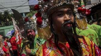 Suasana Jakarta Kirab Budaya dan Ruwat Bumi 2017 gelaran warga Tionghoa dari wilayah Jabodetabek dengan menggotong toapekong di kawasan Glodok, Jakarta, Minggu (22/10/2017). [Suara.com/Kurniawan Mas'ud]