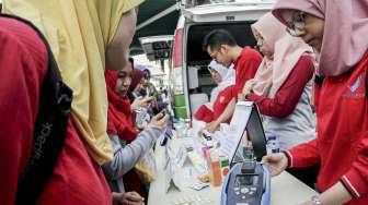 Petugas Balai POM menggelar kampanye jenis makanan dan obat-obatan dalam acara Aksi Nasional Pemberantasan Obat Ilegal dan Penyalahgunan Obat kepada para pengunjung di kawasan Car Free Day (CFD), Jakarta, Minggu (22/10/2017). [Suara.com/Kurniawan Mas'ud]