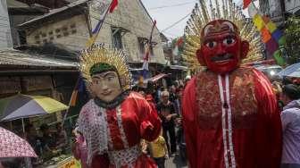 Warga Tionghoa dari wilayah Jabodetabek ketika menggelar acara Jakarta Kirab Budaya dan Ruwat Bumi 2017 dengan menggotong toapekong di kawasan Glodok, Jakarta, Minggu (22/10/2017). [Suara.com/Kurniawan Mas'ud]