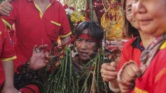 Aksi warga Tionghoa dari wilayah Jabodetabek saat menggelar acara Jakarta Kirab Budaya dan Ruwat Bumi 2017 dengan menggotong toapekong di kawasan Glodok, Jakarta, Minggu (22/10/2017). [Suara.com/Kurniawan Mas'ud]