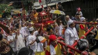 Kegiatan warga Tionghoa dari wilayah Jabodetabek dalam gelaran acara Jakarta Kirab Budaya dan Ruwat Bumi 2017 dengan menggotong toapekong di kawasan Glodok, Jakarta, Minggu (22/10/2017). [Suara.com/Kurniawan Mas'ud]