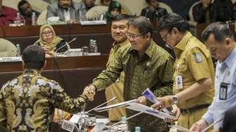 Mendagri Tjahjo Kumolo, Menkominfo Rudiantara beserta perwakilan Kemenkumham saat mengikuti rapat kerja terkait Perppu Ormas dengan Komisi II DPR di Kompleks Parlemen, Senayan, Jakarta, Senin (23/10/2017). [Suara.com/Kurniawan Mas'ud]