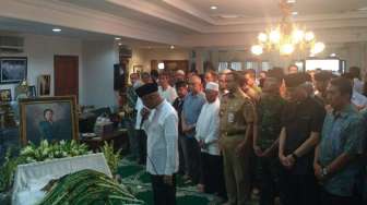 Di Baris Pertama, Anies Salat Jenazah Istri Mantan Gubernur