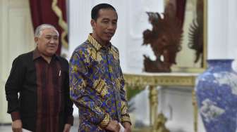 Presiden Joko Widodo didampingi Mensesneg Pratikno dan Ketua PP Muhammadiyah Din Syamsuddin menyampaikan keterangan mengenai penunjukan dirinya sebagai utusan khusus presiden, di Istana Merdeka, Jakarta, Senin (23/10).