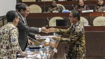 Suasana rapat kerja terkait Perppu Ormas dengan Komisi II DPR yang dihadiri Mendagri Tjahjo Kumolo, Menkominfo Rudiantara dan perwakilan Kemenkumham, di Kompleks Parlemen, Senayan, Jakarta, Senin (23/10/2017). [Suara.com/Kurniawan Mas'ud]