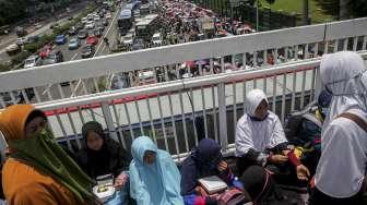 Aksi unjuk rasa menolak pengesahan RUU Perppu Ormas 2410 di depan gedung DPR, RI, Jakarta, Selasa (24/10).