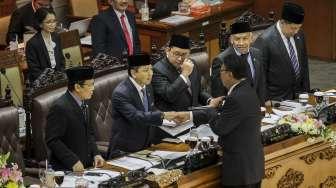 Rapat paripurna DPR pengambilan keputusan terhadap RUU tentang Penetapan Perppu Ormas Nomor 2 Tahun 2017 tentang Ormas menjadi undang-undang di gedung Nusantara II DPR RI, Senayan, Jakarta, Selasa (24/10).