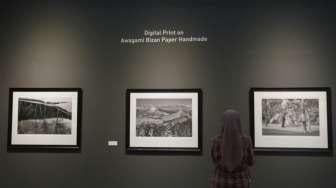 Pameran tunggal Suherry Arno dengan tema melampui fotografi di Galeri Nasional, Jakarta, Selasa (24/10).