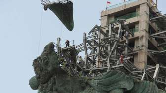 Para pekerja menyelesaikan modul patung Garuda Wisnu Kencana di Bukit Jimbaran, Bali, Rabu (25/10).