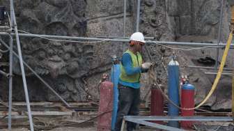 Para pekerja menyelesaikan modul patung Garuda Wisnu Kencana di Bukit Jimbaran, Bali, Rabu (25/10).