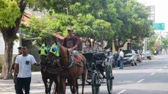 Warga Penasaran Lihat Kereta Kencana Pernikahan Putri Jokowi