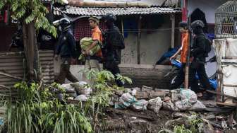 Rrekonstruksi rencana pembuatan bom di Antapani, Bandung, Jawa Barat, Kamis (26/10).