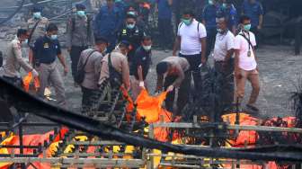 Petugas PMI dan Basarnas mengevakuasi jenazah korban kebakaran pabrik kembang api di Kosambi, Tangerang, Banten, Kamis (26/10).