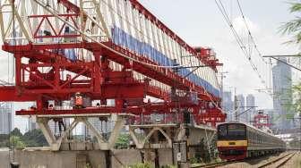 pembangunan proyek double-double track (DDT) Manggarai-Jatinegara di kawasan Matraman, Jatinegara, Jakarta, Kamis (26/10).