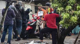 Rrekonstruksi rencana pembuatan bom di Antapani, Bandung, Jawa Barat, Kamis (26/10).