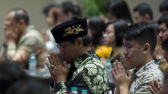 Presiden Joko Widodo bersama Ketua Dewan Pengawas Walubi Murdaya Poo menghadiri rapat kerja Nasional (Rakernas) Perwakilan Umat Budha Indonesia (Walubi) di JIExpo Kemayoran, Jakarta, Kamis (26/10).