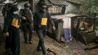 Rrekonstruksi rencana pembuatan bom di Antapani, Bandung, Jawa Barat, Kamis (26/10).